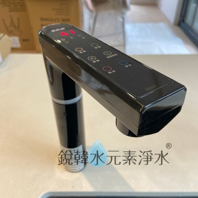 水元素淨水 台中旗艦店🔍🔍🆗🚗🚗

💧感謝西屯區 徐小姐安裝愛惠浦觸控加熱系統
💧機型⬇️⬇️
🔍愛惠浦EVERPURE HS-288T Plus廚下型雙溫觸控加熱系統
🔍賀眾牌UR-5902JW-1 無桶式RO逆滲透淨水器

🔍溫度設定可多段選擇50-100度。
🔍SUS 316醫療級不銹鋼材質。
🔍即開即用水，省時最方便。
🔍換芯更換提示最便利。

💧可生飲過濾淨水系統

賀眾牌濾芯型號⬇️⬇️
🔍UF-571 🔍UF-572 🔍UF-573

#提供換濾心服務
#賀眾牌飲水機逆滲透淨水器
#裝機請找我們
#服務好速度快
#維修飲水機過濾器淨水器
#愛惠浦淨水器過濾器
#3M全戶式軟水機過濾器淨水器

加入LINE@好友連結️
http://lin.ee/yPU3YeO
立即成為我們的好朋友吧~

銳韓有限公司 http://2020.com.tw
電話 04-2241-2170
地址 406 台中市北屯區梅川東路四段92號